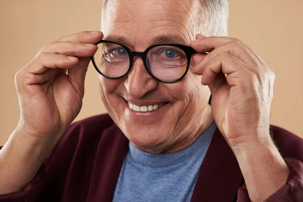 Retrato del hombre sonriente poniéndose las gafas — Foto de Stock