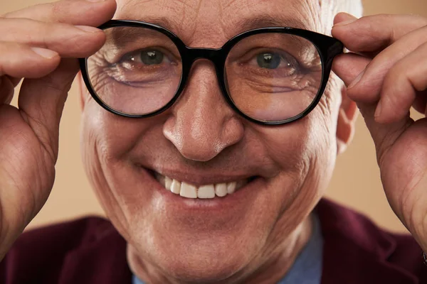 Hombre feliz sonriendo con sus dientes blancos mientras usa gafas — Foto de Stock