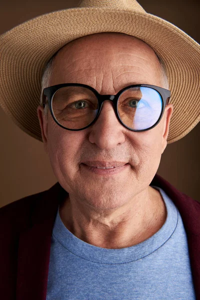 Портрет радостного взрослого в соломенной шляпе и очках — стоковое фото