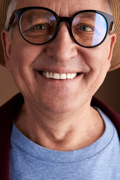 Retrato de hombre feliz sonriendo a la cámara —  Fotos de Stock