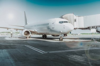 Büyük uçak pistte duruyor