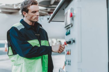 Servis araçları kontrol yakışıklı ciddi mühendis