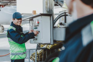 Yakışıklı işçi hava araçlarında kontrol gülümseyen