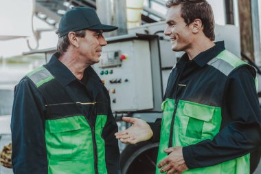 İki adam konuşmayı teknik personelinden