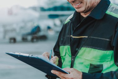 Siyah klasör ve kalem tutan Havaalanı teknik personel