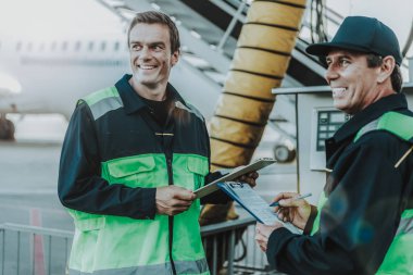 Havaalanında Tekdüzen ayakta erkeklerde gülümseyen