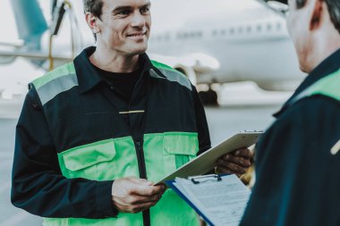 Tek tip havaalanında çalışan iki arkadaşları