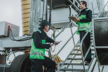 İki teknik personel iş olan işçilerden