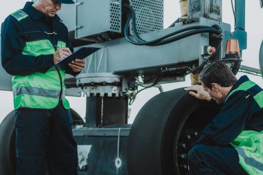 Ciddi işçiler iş havaalanında olan