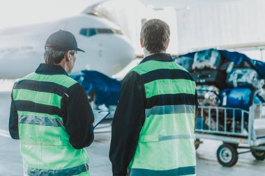 Tek tip Bagaj bakan iki işçi