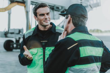 Yakışıklı adam bir şey bir meslektaşıma açıklayan