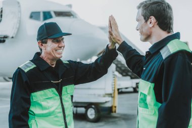 Çak bir beşlik yapıyor teknik personelinden iki işçi