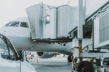 Havaalanı üzerinde büyük beyaz uçak duran