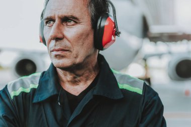 Yolu tarif etmek içinde arıyorum ciddi eski işçi