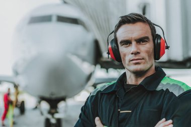 Ciddi yakışıklı işçi iş aerodrom içinde olan