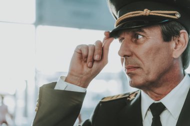 Havaalanında Tekdüzen ayakta sakin deneyimli pilot