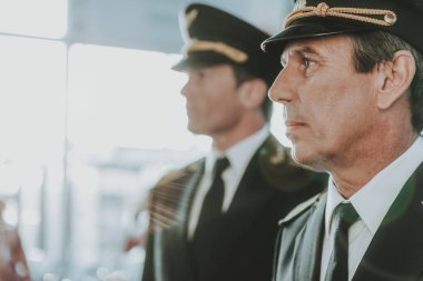 Yakışıklı pilot ve havaalanında duran genç co-pilot