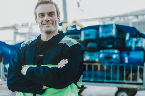 Schöner Arbeiter steht auf dem Flugplatz — Stockfoto