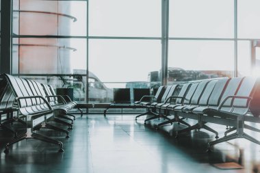 Havaalanı lobide duran rahat siyah sandalye