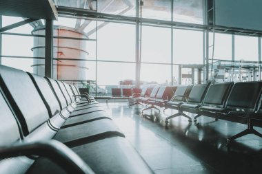 Rahat siyah sandalye lobide duran