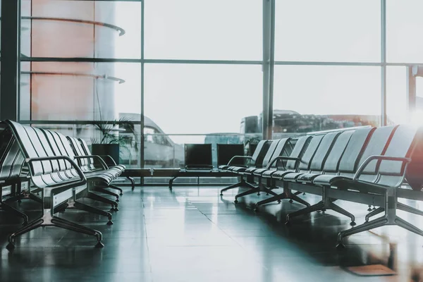 Havaalanı lobide duran rahat siyah sandalye