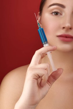 Genç Bayan elinde şırınga seçici odak