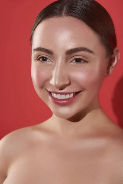 Retrato da mulher feliz rosto sorrindo e olhando animado — Fotografia de Stock