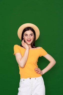 Yeşil üzerinde izole mutlu cilveli sevimli kız