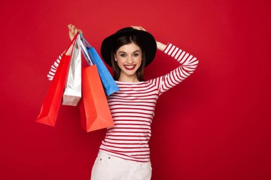 Birçok alışveriş paketlerini tutan mutlu güzel Bayan