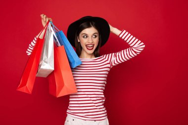 Çok alışveriş paketleri tutan heyecanlı güzel Bayan
