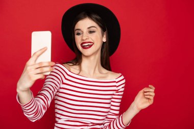 Mutlu sevimli kız mobil telefonda selfie yapma