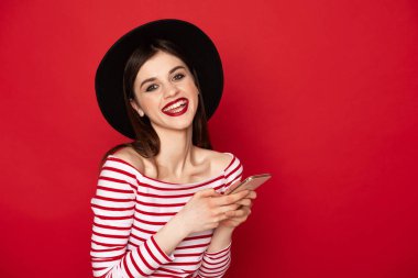 Mutlu sevimli kız cep telefonda mesajlaşma