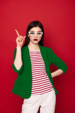 Kırmızı izole emin şık esmer Bayan