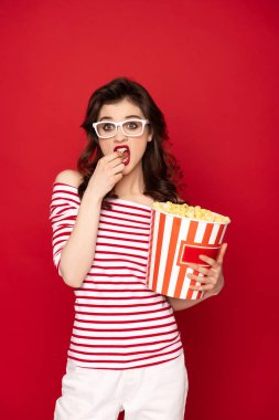 Sıkılmış güzel esmer Bayan Pop Mısır yeme