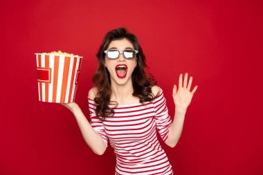 3D gözlük ve pop Mısır heyecanlı esmer Bayan