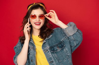 Gülümseyen hipster kız cep telefonu tarafından konuşuyor