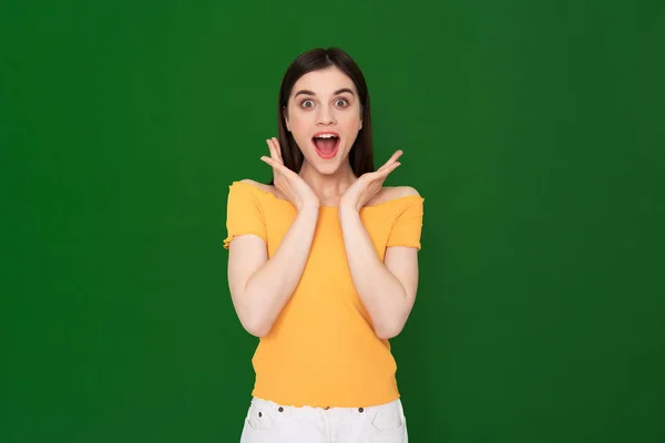 Espressiva bella ragazza isolata sul verde — Foto Stock