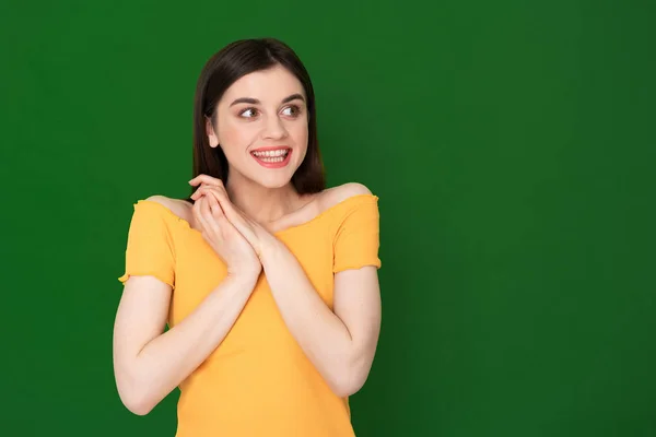 Виразна щаслива молода дівчина ізольована на зеленому — стокове фото