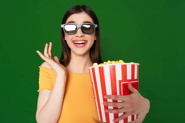 Щаслива молода дівчина в 3d окулярах і поп-кукурудза — стокове фото