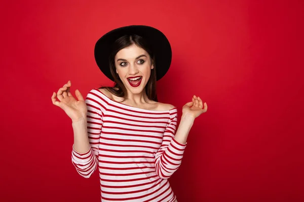 Chica coqueta en blusa a rayas y sombrero negro — Foto de Stock