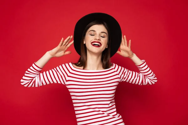 Fröhliche Dame in gestreifter Bluse und schwarzem Hut — Stockfoto