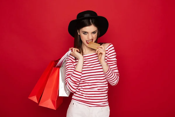 Vertrouwen dame met shopping packs en creditcard — Stockfoto