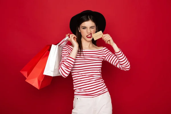 Elegante dama con paquetes de compras y tarjeta de crédito — Foto de Stock