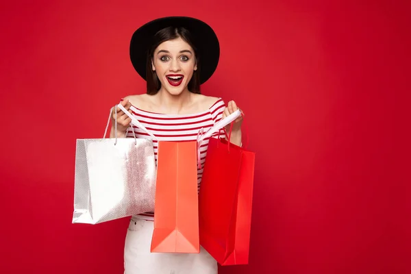 Šťastná mladá dáma s otevřeným nákupním balením — Stock fotografie