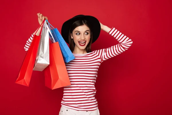 Aufgeregte hübsche Dame mit vielen Einkaufstüten — Stockfoto