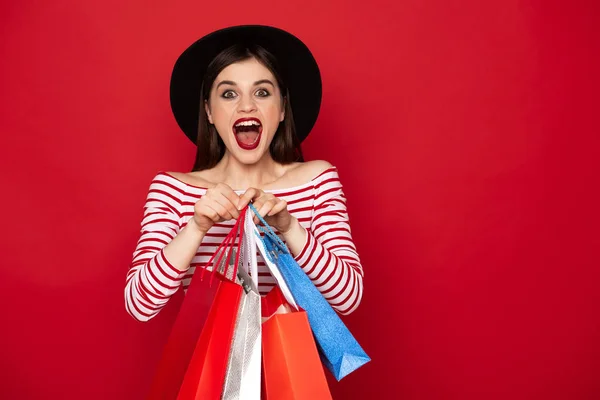 Feliz dama gritando con muchos paquetes de compras — Foto de Stock