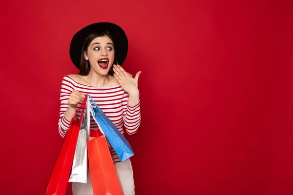 Feliz señora sorprendida con muchos paquetes de compras — Foto de Stock