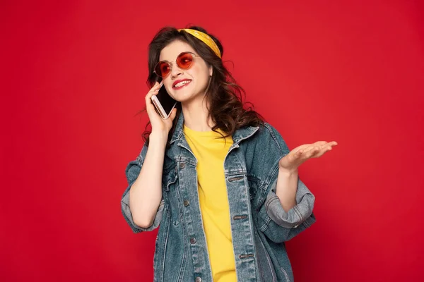 Menina hipster feliz animado falando por telefone móvel — Fotografia de Stock