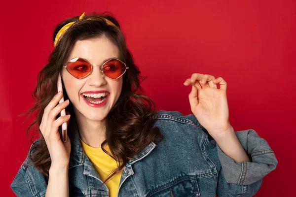 Garota hipster animado falando por telefone móvel — Fotografia de Stock