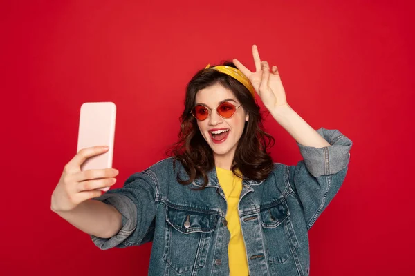 Happy hipster meisje maken selfie op mobiele telefoon — Stockfoto